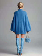 Robe-pull bleue à col montant — vue portée en pied, de dos