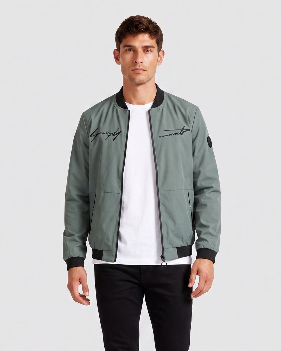 Blouson zippé à inscriptions contrastées, porté