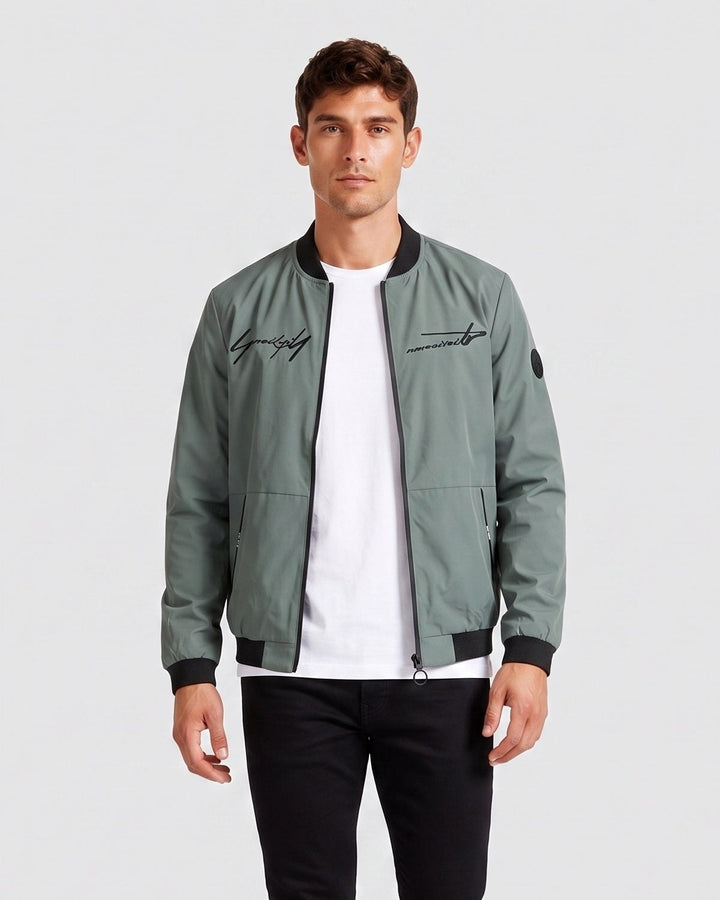 Blouson zippé à inscriptions contrastées, porté