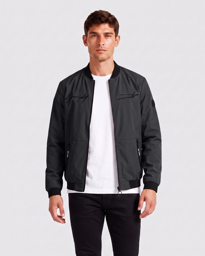 Blouson zippé à inscriptions contrastées, porté