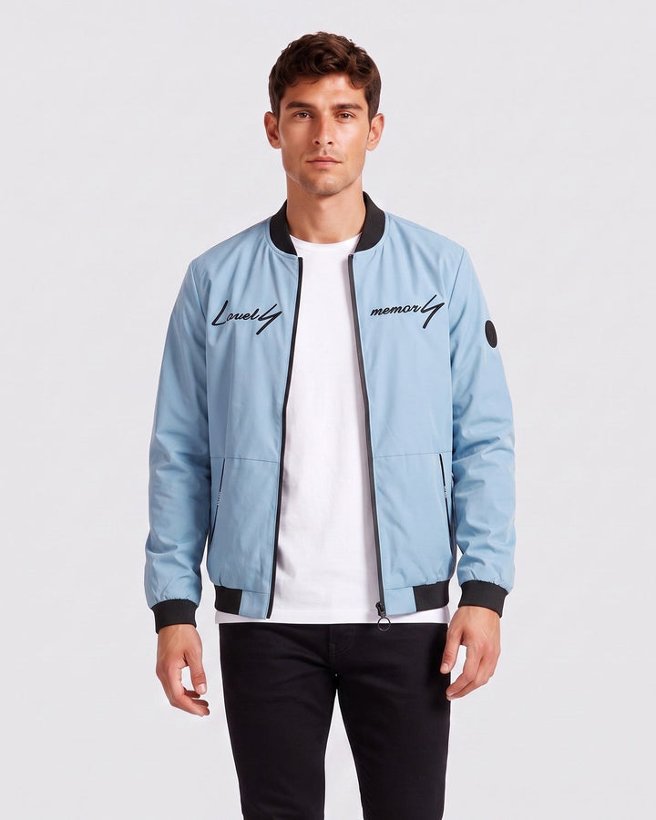 Blouson zippé à inscriptions contrastées, porté