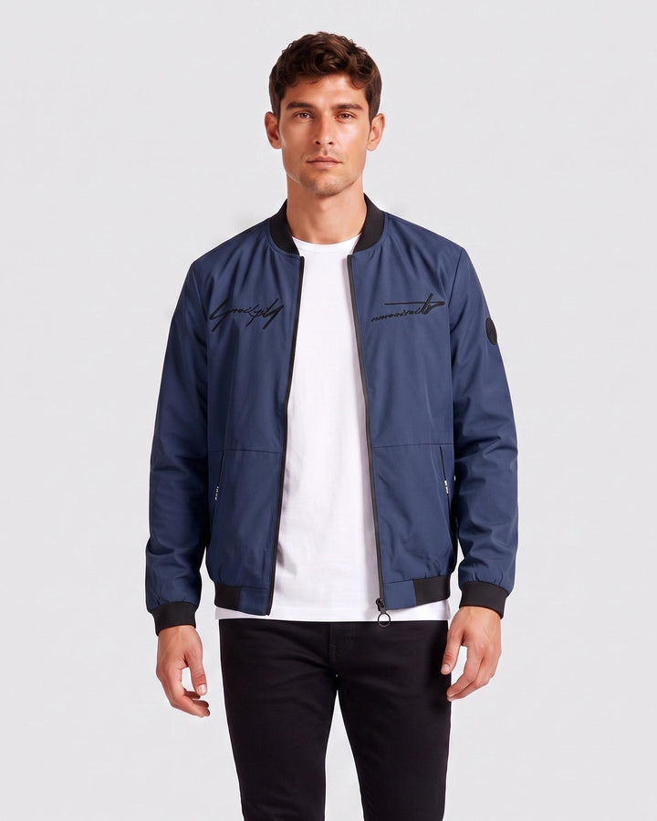 Blouson zippé à inscriptions contrastées, porté