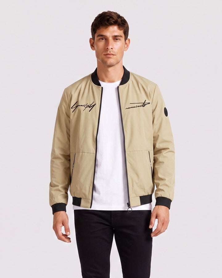 Blouson zippé à inscriptions contrastées, vue de trois-quarts