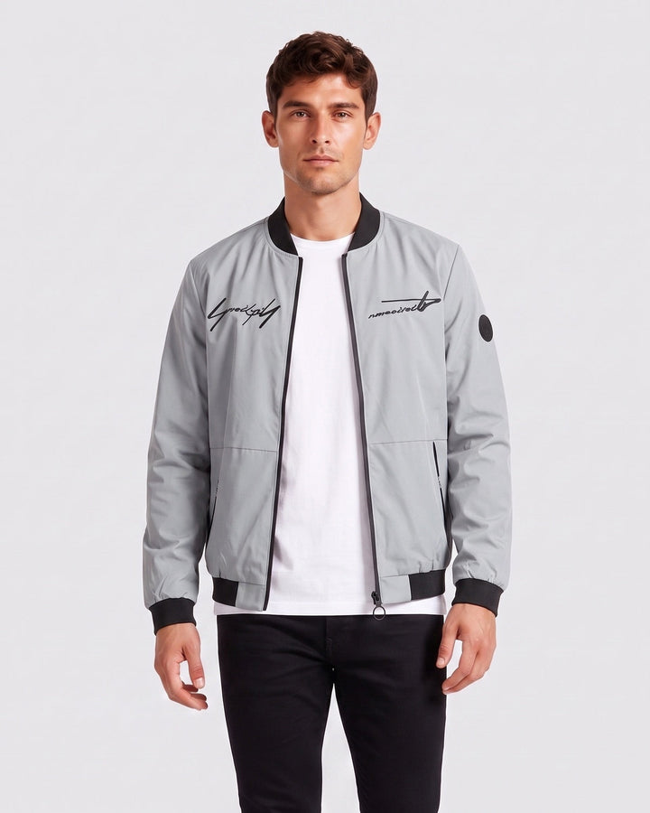 Blouson zippé à inscriptions contrastées, porté