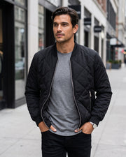 Blouson matelassé zippé noir, vue portée en extérieur de face