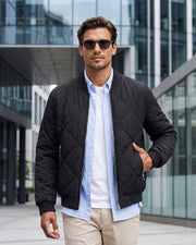 Blouson matelassé zippé noir, vue portée en extérieur avec lunettes