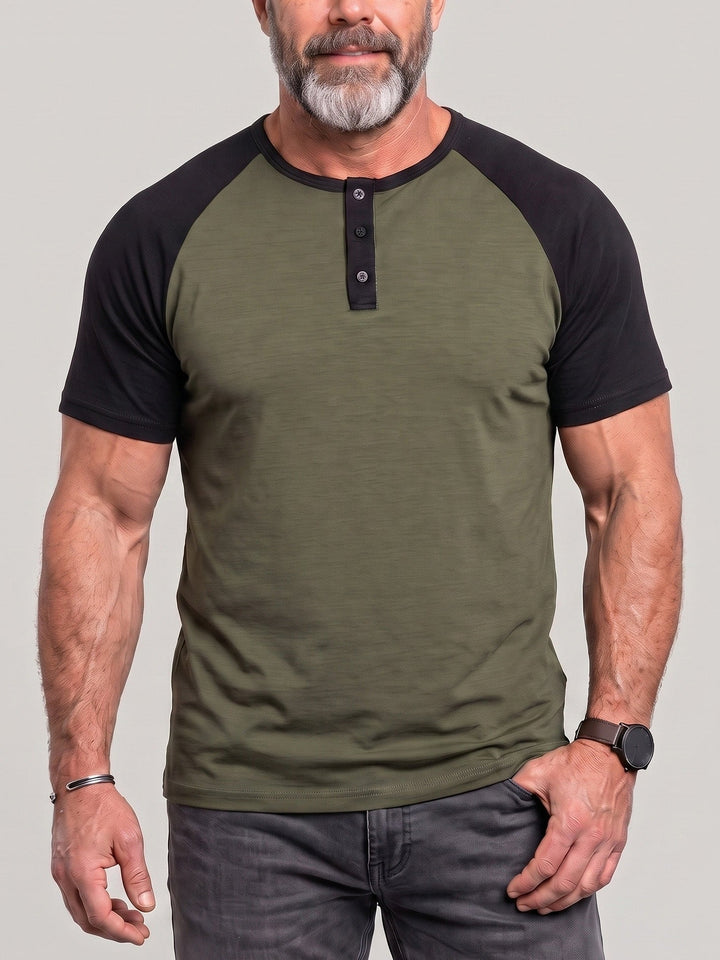 T-shirt col boutonné vert militaire, vue portée de face