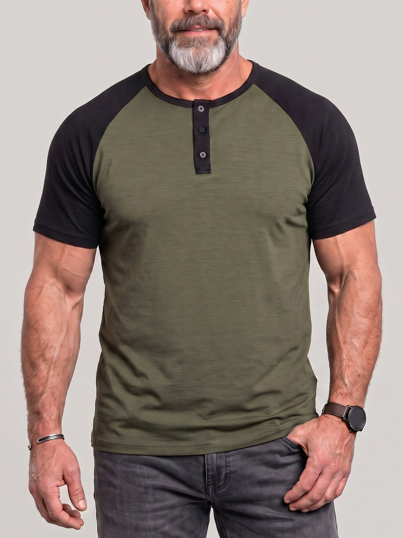 T-shirt col boutonné vert militaire, vue portée de face