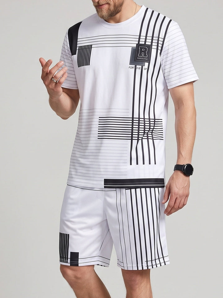 Ensemble blanc t-shirt et short à motifs géométriques noirs, avec lettre « R » et texte partiel sur le devant.