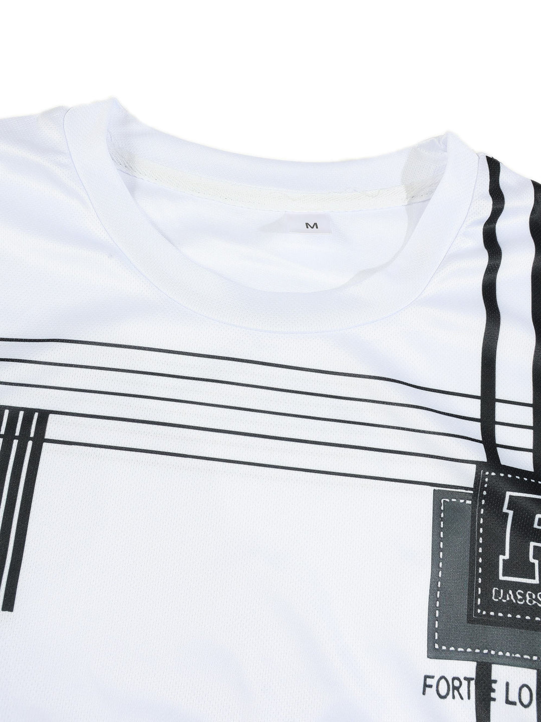 Gros plan de l’encolure d’un t-shirt blanc à lignes noires, avec lettre « F », indication « M » et texte partiel.
