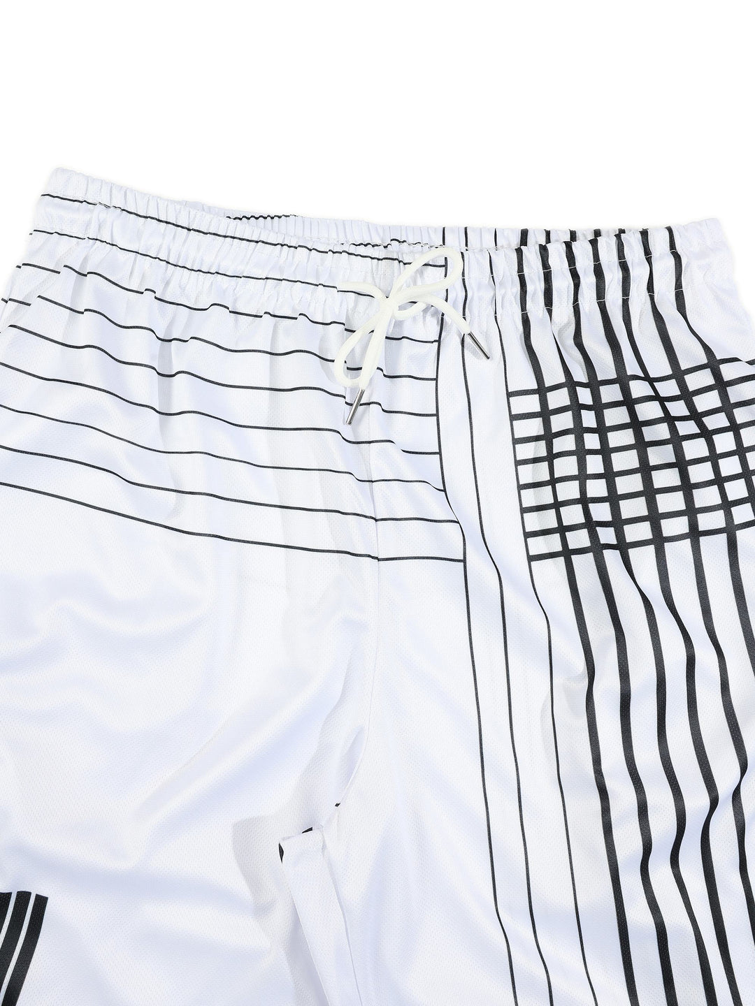 Détail de la ceinture d’un short blanc à motif quadrillé avec cordons de serrage blancs.