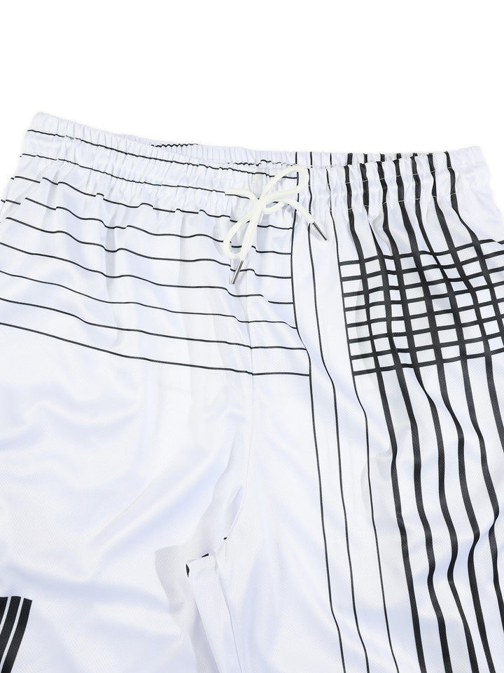 Détail de la ceinture d’un short blanc à motif quadrillé avec cordons de serrage blancs.