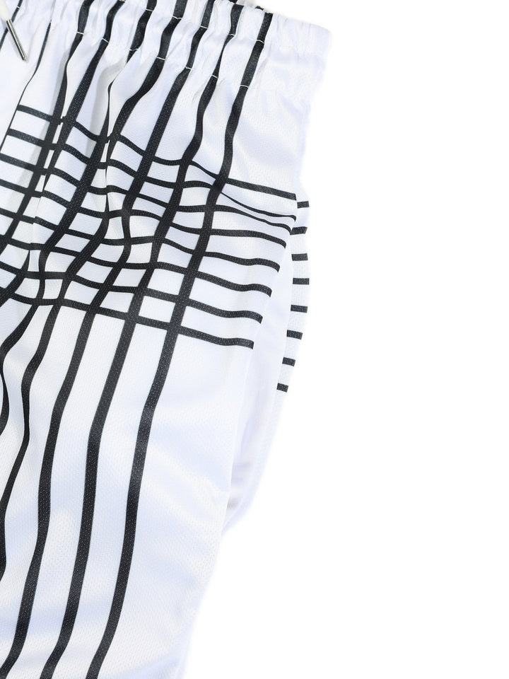Gros plan sur la taille et la poche d’un short blanc à motif de lignes noires.