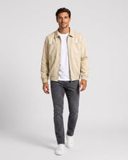 Veste zippée beige à poches plaquées, vue portée en pied
