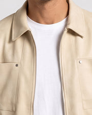 Veste zippée beige à poches plaquées, gros plan du col et de la poche