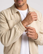 Veste zippée beige à poches plaquées, détail du poignet élastiqué