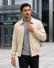 Veste zippée beige à poches plaquées, vue portée en extérieur de face