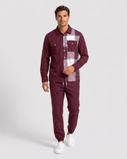 Ensemble chemise carreaux pantalon bordeaux — vue portée en pied, de face