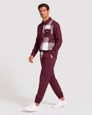Ensemble chemise carreaux pantalon bordeaux — vue portée de profil
