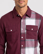 Ensemble chemise carreaux pantalon bordeaux — gros plan col et empiècement à carreaux