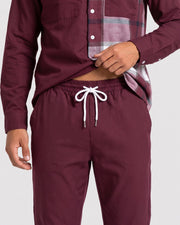 Ensemble chemise carreaux pantalon bordeaux — détail taille du pantalon et cordon