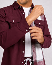 Ensemble chemise carreaux pantalon bordeaux — détail poignet boutonné