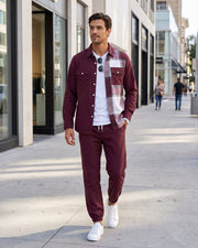 Ensemble chemise carreaux pantalon bordeaux — vue portée en marche, en ville