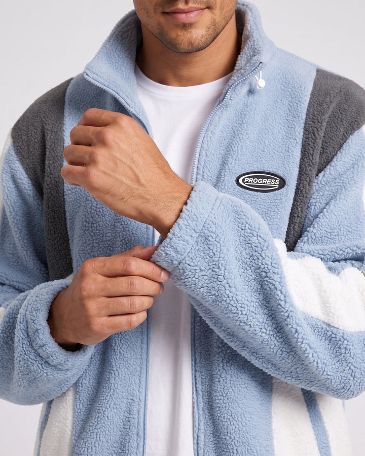 Veste zippée à empiècements contrastés — détail de la matière polaire