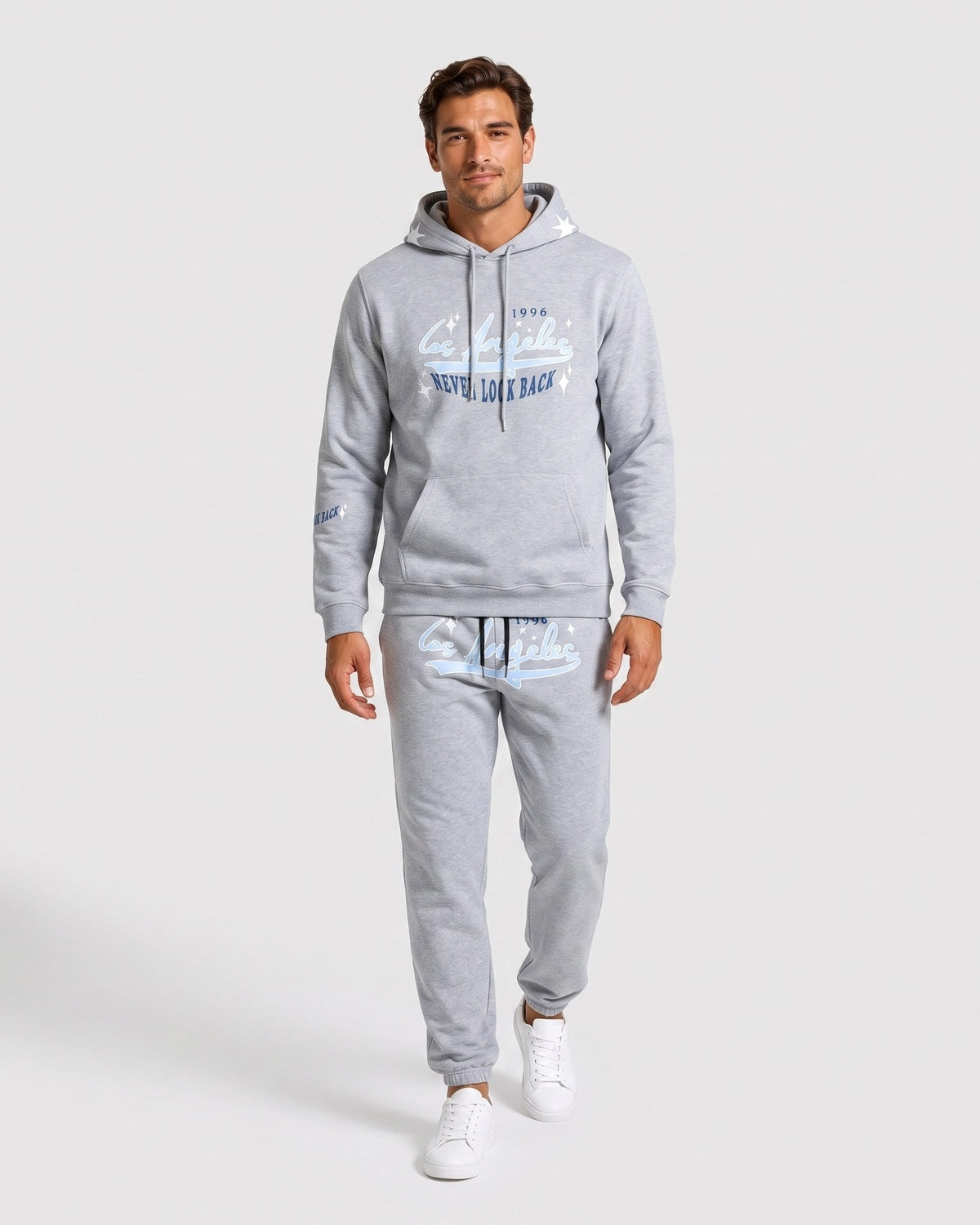 Ensemble sweat et jogging gris clair — vue portée de face, en pied