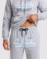 Ensemble sweat et jogging gris clair — détail cordon du jogging et petit motif sur la cuisse