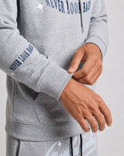 Ensemble sweat et jogging gris clair — détail poignet côtelé du sweat