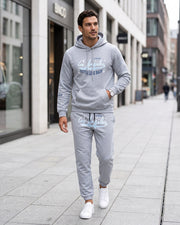 Ensemble sweat et jogging gris clair — vue portée en marche, dans la rue