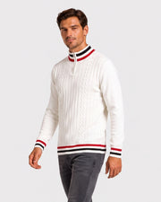 Pull demi-zip bordures rayées écru — vue portée de trois-quarts, en marche