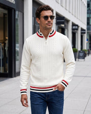 Pull demi-zip bordures rayées écru — vue portée en ville, avec lunettes de soleil
