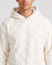 Ensemble sweat à capuche texturé blanc — gros plan tissu texturé sur la poitrine