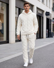 Ensemble sweat à capuche texturé blanc — vue portée en marche, en ville