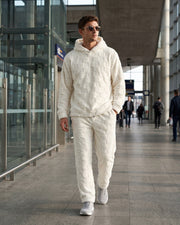 Ensemble sweat à capuche texturé blanc — vue portée en marche, couloir vitré
