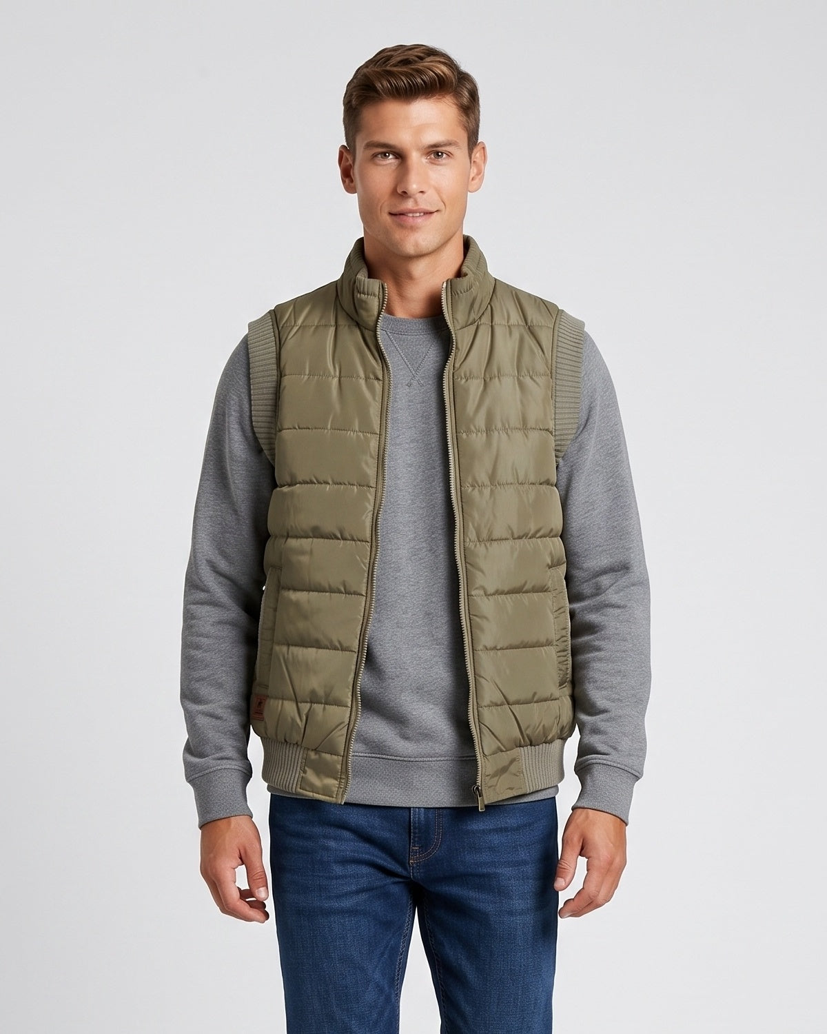 Gilet poche zippée grandes tailles vert olive — vue portée de face, fermé