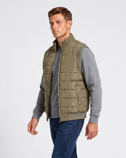 Gilet poche zippée grandes tailles vert olive — vue portée de trois-quarts, en marche