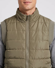 Gilet poche zippée grandes tailles vert olive — gros plan matelassage horizontal et zip