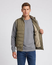 Gilet poche zippée grandes tailles vert olive — vue portée de face, entrouvert sur doublure claire