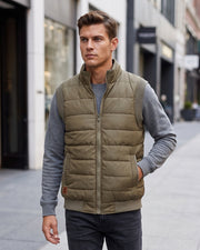 Gilet poche zippée grandes tailles vert olive — vue portée en ville, de trois-quarts