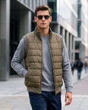 Gilet poche zippée grandes tailles vert olive — vue portée en ville, avec lunettes de soleil