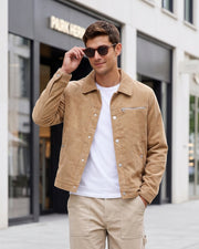 Veste en velours côtelé camel, vue portée en extérieur avec lunettes