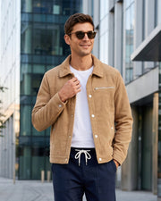 Veste en velours côtelé camel, vue portée en extérieur de face