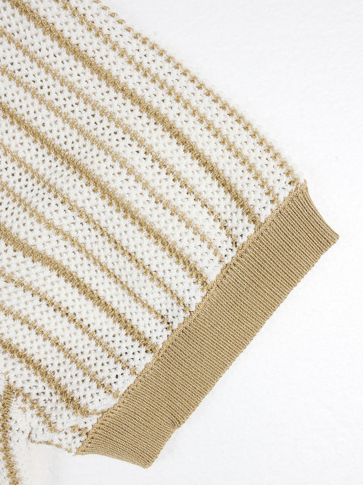 Polo rayé à boutonnage beige, détail de la manche
