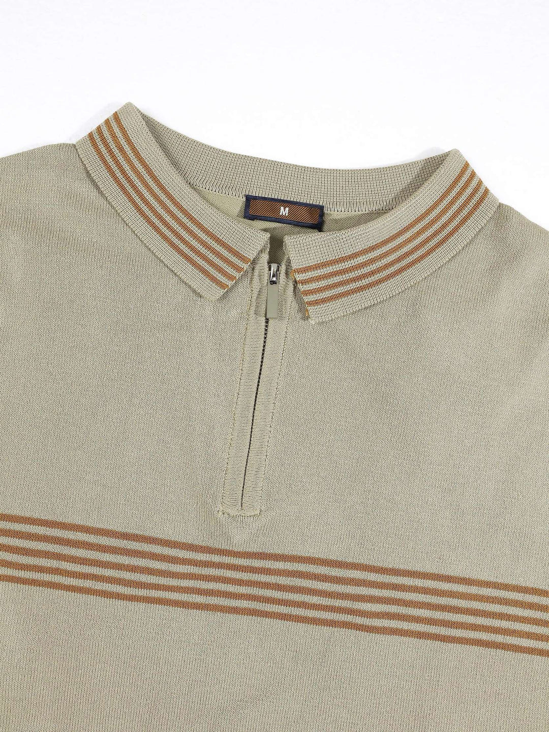 Polo à motif rayé beige, détail du col zippé