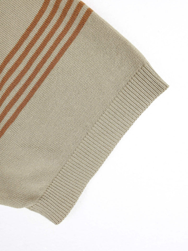 Polo à motif rayé beige, détail de la manche