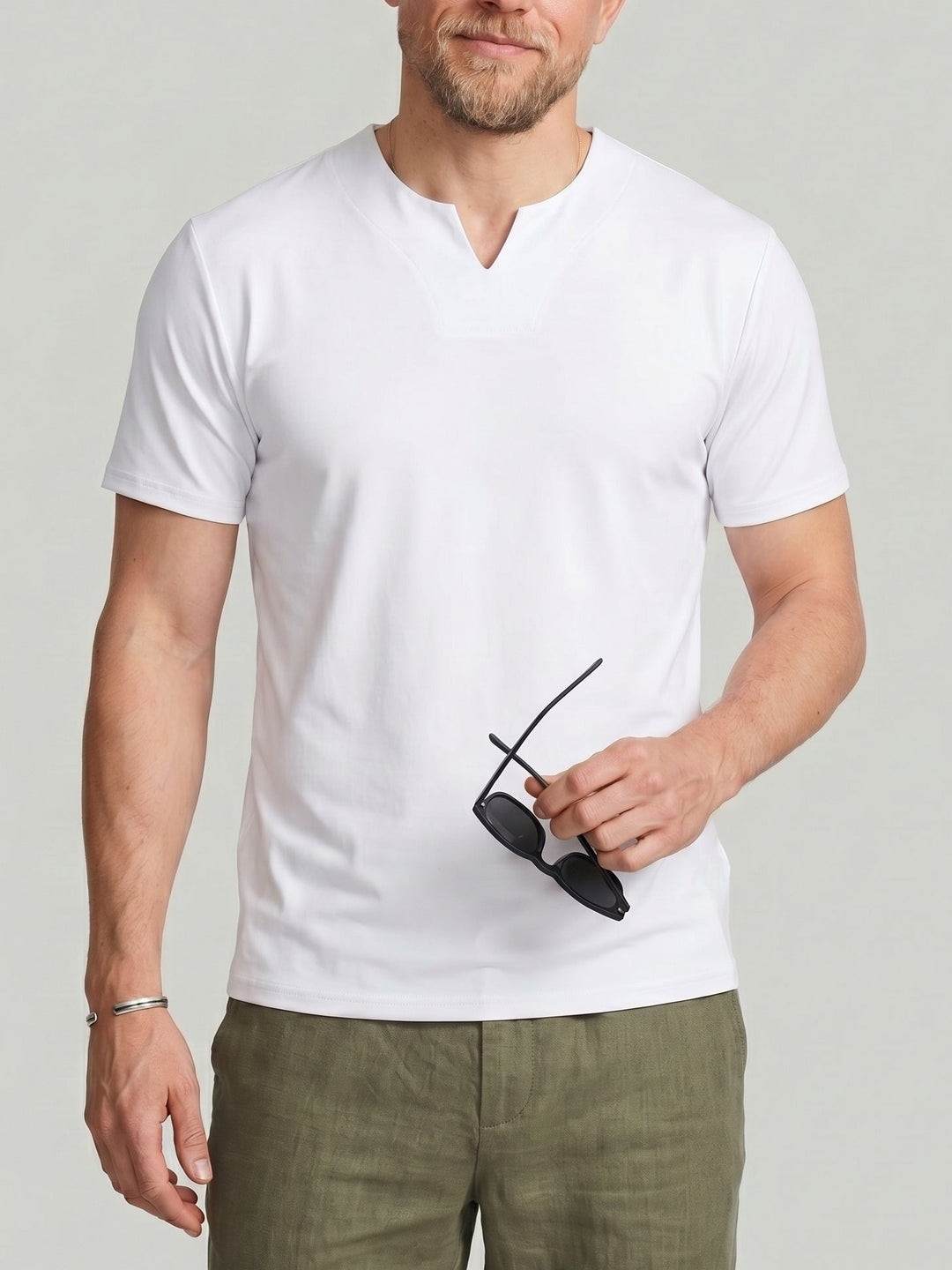 T-shirt uni col V blanc, vue portée de face