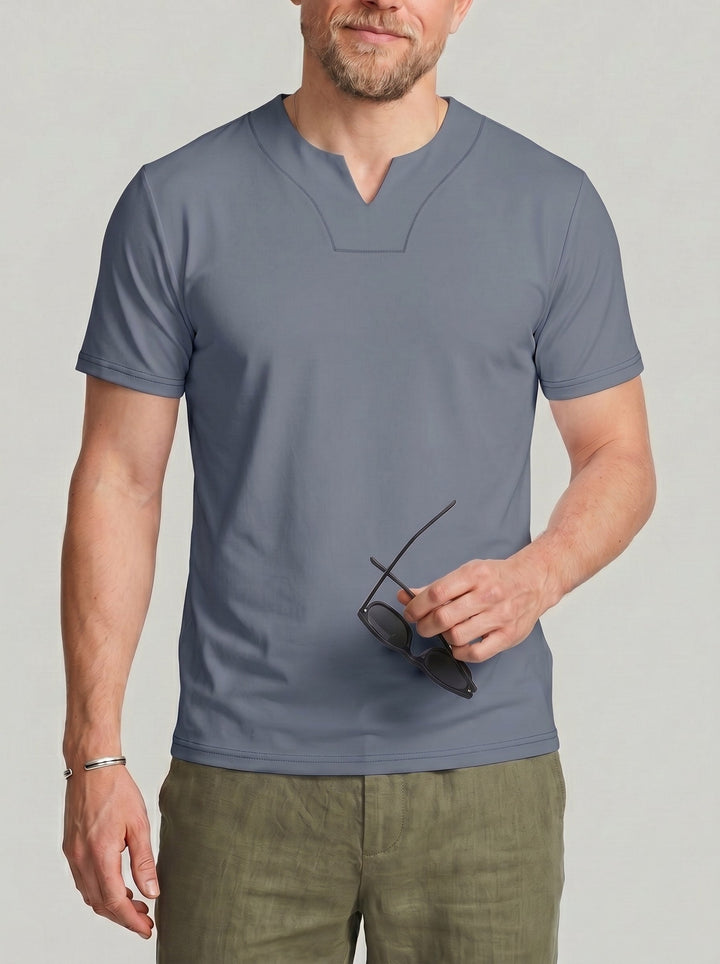 T-shirt uni col V gris foncé, vue portée de face